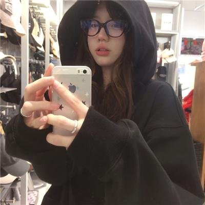 戴脚镣的女孩